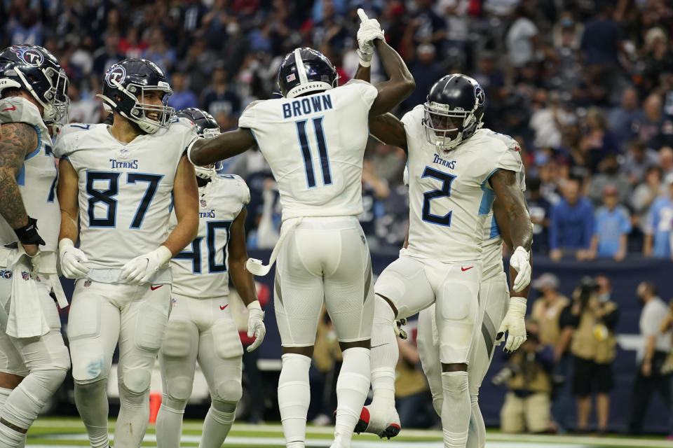 Julio Jones (2), de los Titans de Tennessee, celebra su anotación con sus compañeros de equipo, durante la segunda mitad del juego de la NFL contra los Texans de Houston, el domingo 9 de enero de 2022, en Houston. Tennessee terminó como el mejor equipo de la Conferencia Americana. (AP Foto/Eric Christian Smith)