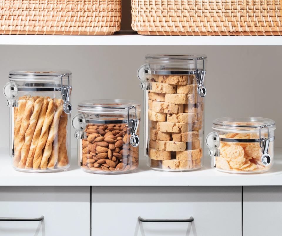 The canisters in four different sizes