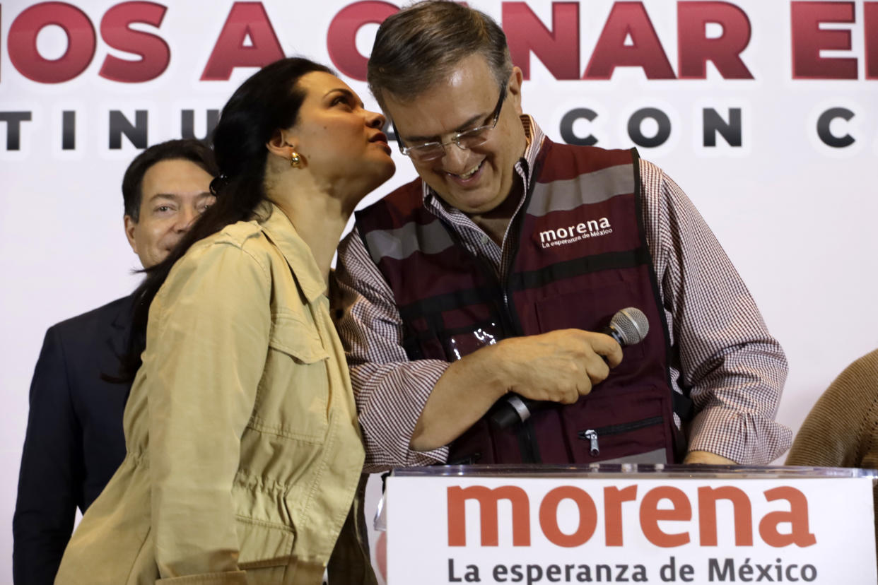 Marcelo Ebrard, aspirante a la candidatura por la presidencia de México, en una imagen junto a su esposa, Rosalinda Bueso. |  Foto Archivo Luis Barrón / Eyepix Group/Future Publishing via Getty Images