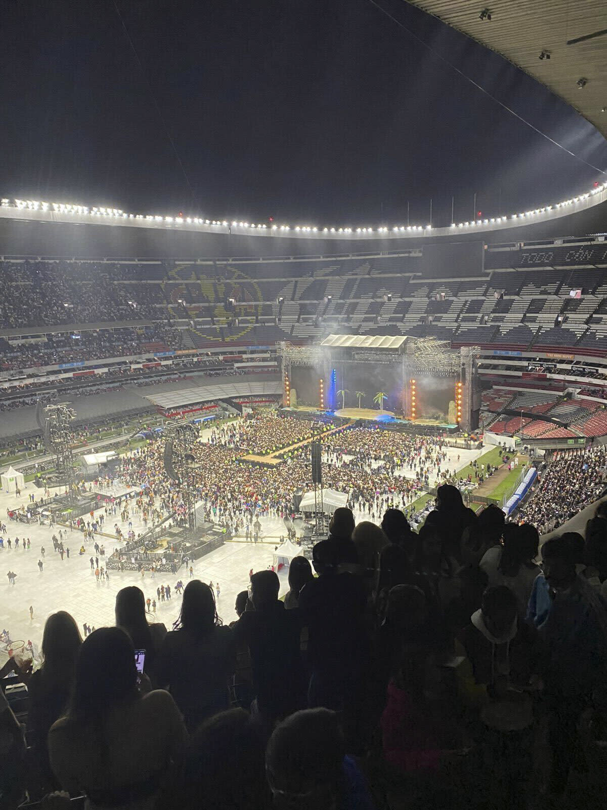 Foto de Andrea Mancilla Cabrera en el concierto de Bad Bunny en Ciudad de México, tomada poco después de que comenzó, en la que se puede ver parte de la sección central, donde se agotaron los boletos, vacía. (Andrea Mancilla Cabrera vía The New York Times)