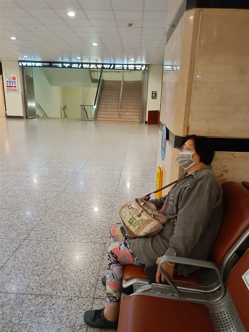 阿嬤不敢離開醫院，就怕一離開會遺漏了什麼，也怕小孩找不到熟悉的人會害怕哭泣。（圖／翻攝自爆怨公社）