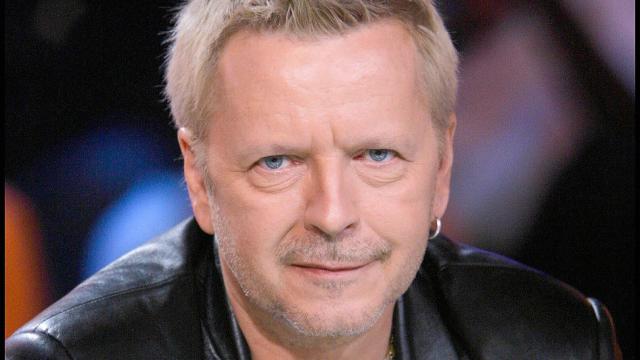 Renaud inmontrable ? Il fait un esclandre sur scène, un fan en fait les  frais