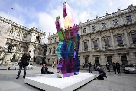 Photographers take photographs of 'Coloring Book', a sculpture by Jeff Koons, in the Annenberg Courtyard of the Royal Academy of Arts, in London May 17, 2011 REUTERS/Paul Hackett