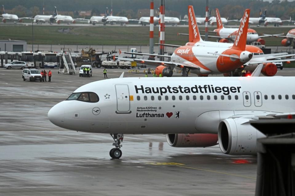 Eine Maschine der Lufthansa steht nach der Landung zur Eröffnung des Hauptstadtflughafens Berlin Brandenburg "Willy Brandt" (BER) auf dem Flughafen.<span class="copyright">Tobias Schwarz / dpa</span>