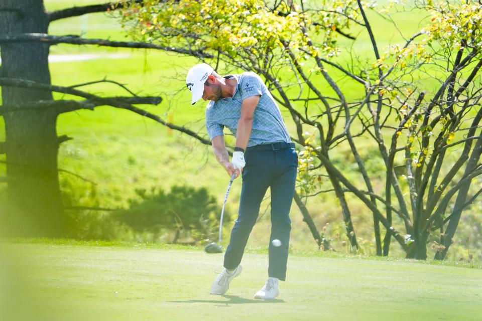 20 de septiembre de 2024; Columbus, Ohio, EE. UU.; Noah Goodwin juega en el hoyo 14 durante el torneo de golf Korn Ferry Tour en el Ohio State University Golf Club.