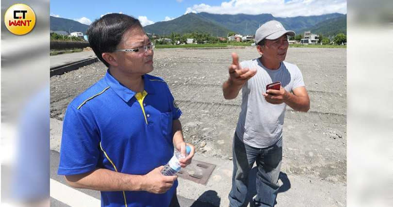 前池上鄉民代表副主席林金樺、池上居民許宴國皆表示，並不是反綠電，而是鄉公所並未與居民溝通、一意孤行。（圖／趙世勳攝）