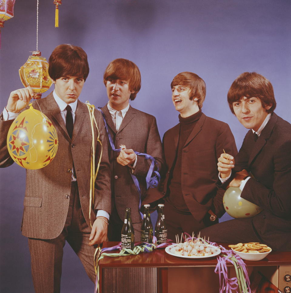 Aquí están los componentes del mítico grupo posando con globos, bebidas y otros artículos de fiesta. La fotografía corresponde a una sesión para promocionar las emisiones internacionales de la BBC. (Foto: Mark and Colleen Hayward / Redferns / Getty Images).