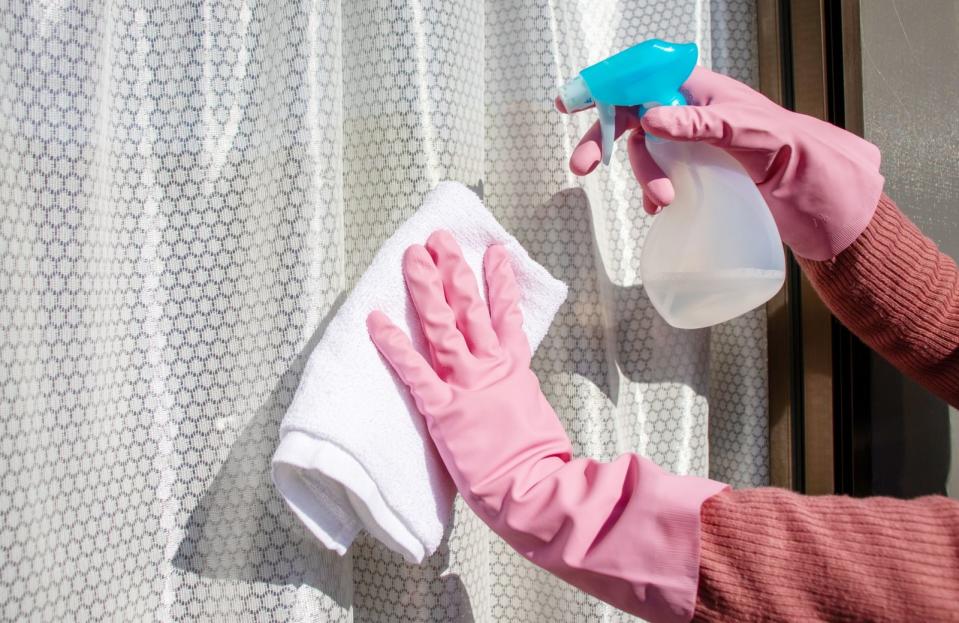 清潔公司分享清理妙招，可以利用平板拖把輕鬆清理紗窗。（示意圖，photoAC）