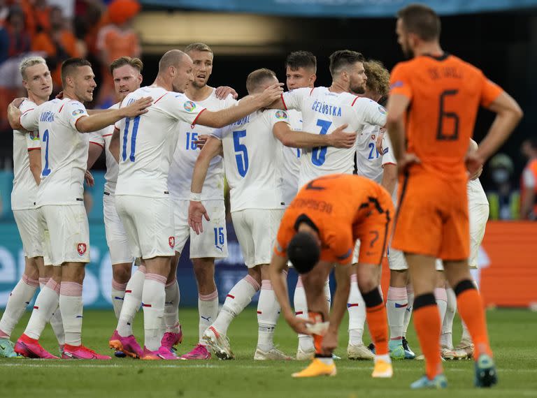 Los jugadores de República Checa, blancos, celebran después de ganar el partido de octavos de final ante Países Bajos Holanda