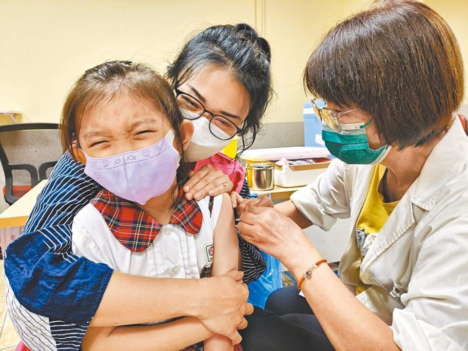 流感上周新增32例重症，5例死亡。圖為國小學童接種流感疫苗。（本報資料照片）