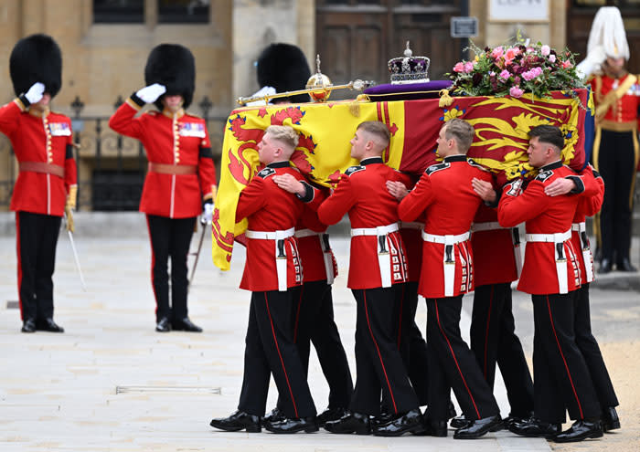 Comienza el cortejo fúnebre