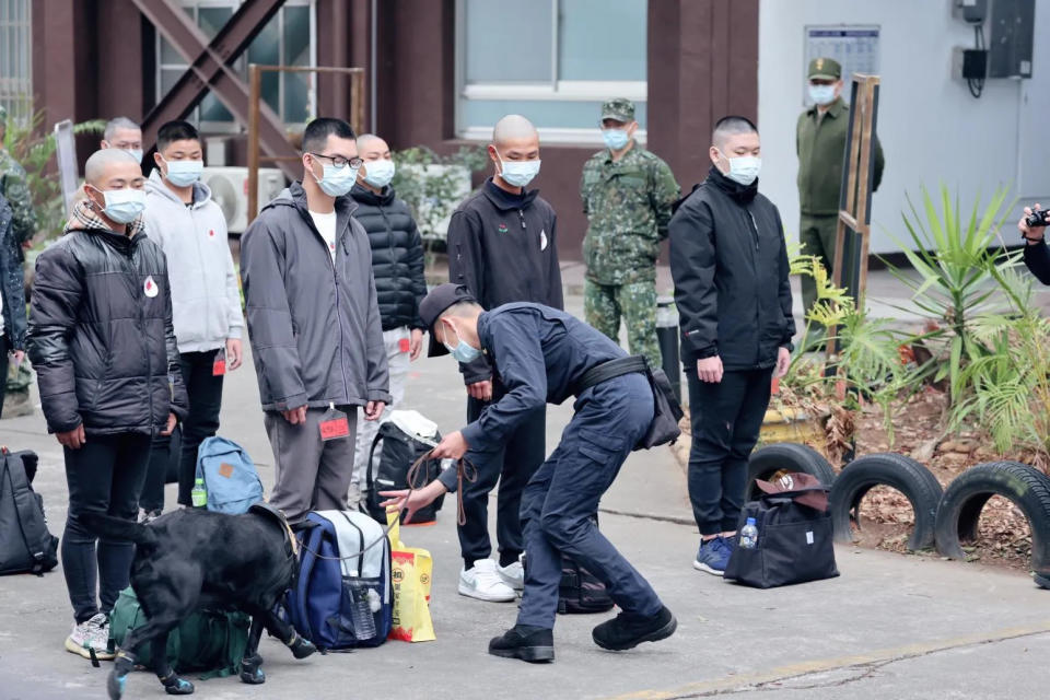 役期恢復一年後，首批役男入伍。（圖／李俊毅攝）