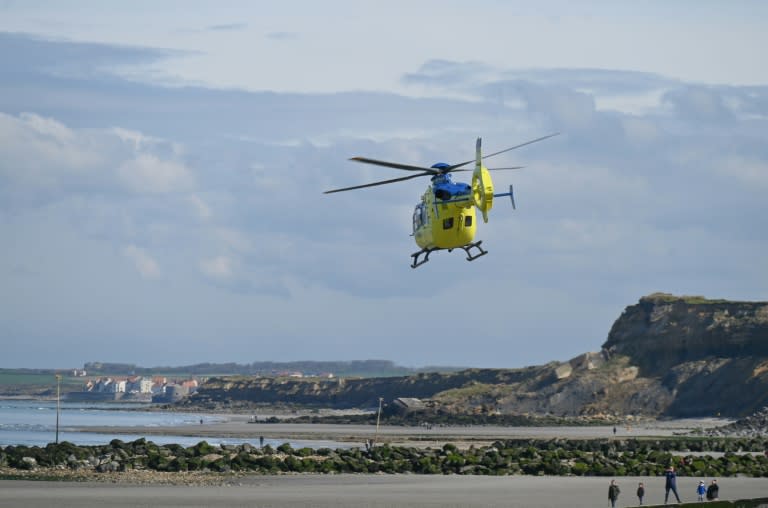 Un helicóptero de los servicios de emergencias médicas despega del dique de Wimereux, en Reino Unido, el 23 de abril de 2024, tras la recuperación del cuerpo de uno de los migrantes fallecidos al intentar cruzar el canal de la Mancha desde Francia (Bernard Barron)