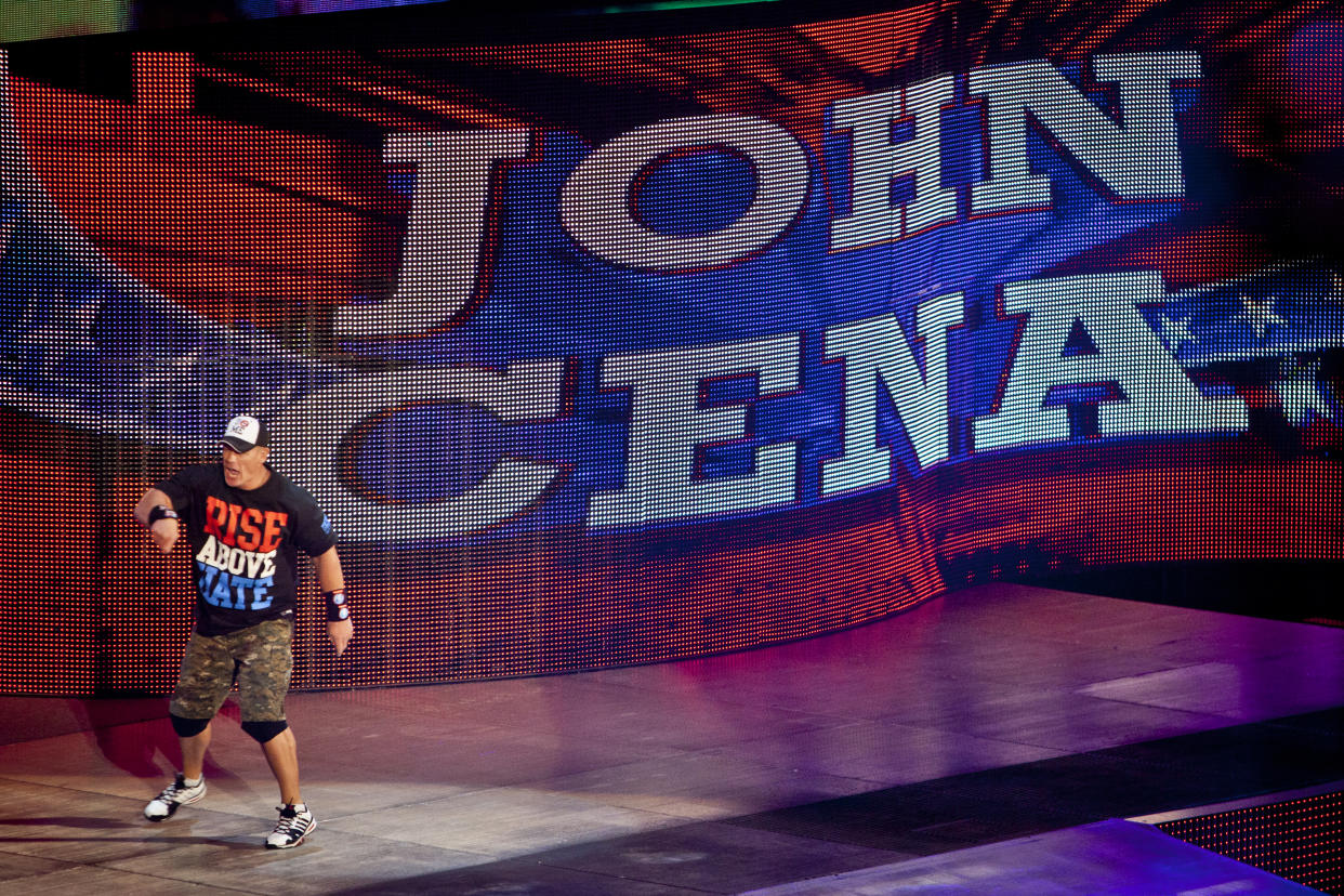 John Cena en una de sus emocionantes entradas previo a una lucha de la WWE (Foto de: Chris Ryan/Corbis via Getty Images)