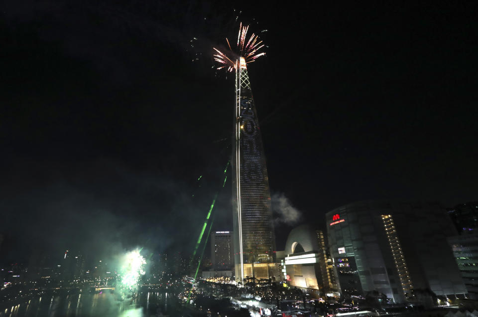 <p>A fireworks display and illumination are set off over the world’s fifth tallest building the Lotte World Tower to celebrate the 2018 New Year, in Seoul, South Korea, Monday, Jan. 1, 2018. (Photo: Lee Jin-man/AP) </p>