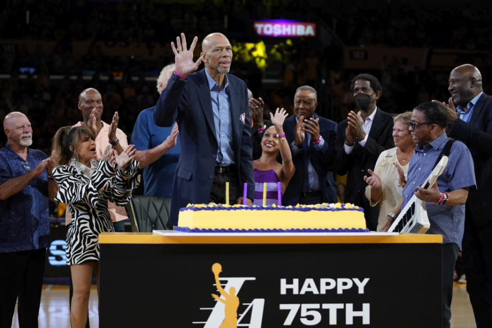 NBA名人堂球星賈霸今年4月在湖人主場歡慶75歲生日。（美聯社）