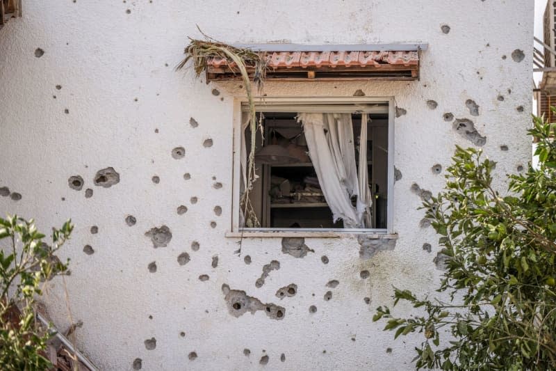 A view of a damaged building in Kiryat Bialik, after a reported attack by the pro-Iranian Hezbollah movement. Ilia Yefimovich/dpa