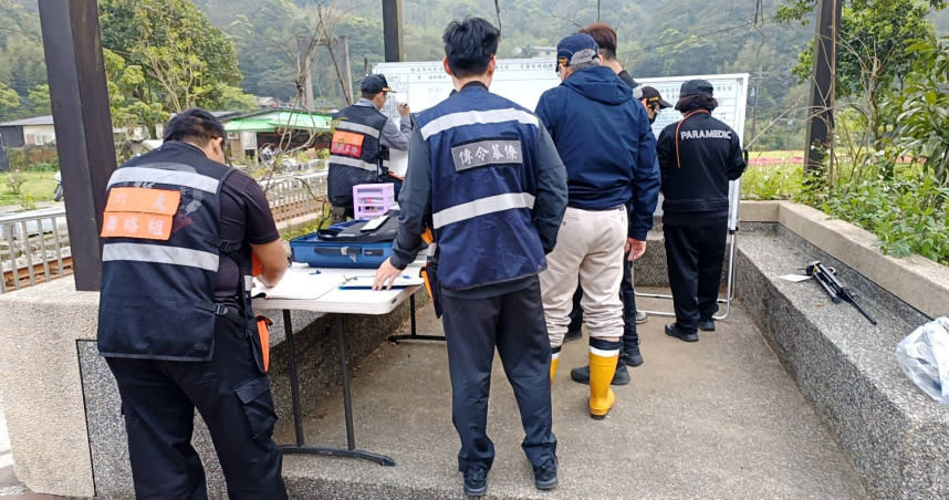 2名男子墜落山坡生命垂危，警消全力救援。（圖／翻攝畫面）