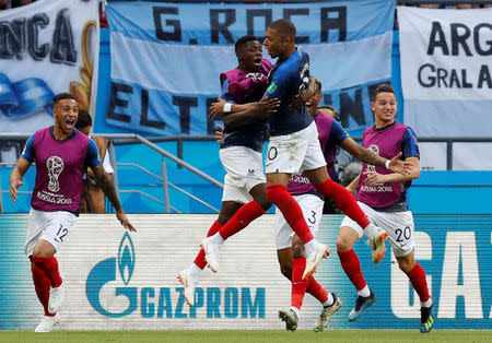 Soccer Football - World Cup - Round of 16 - France vs Argentina - Kazan Arena, Kazan, Russia - June 30, 2018 France's Kylian Mbappe celebrates scoring their fourth goal with Ousmane Dembele REUTERS/Carlos Garcia Rawlins