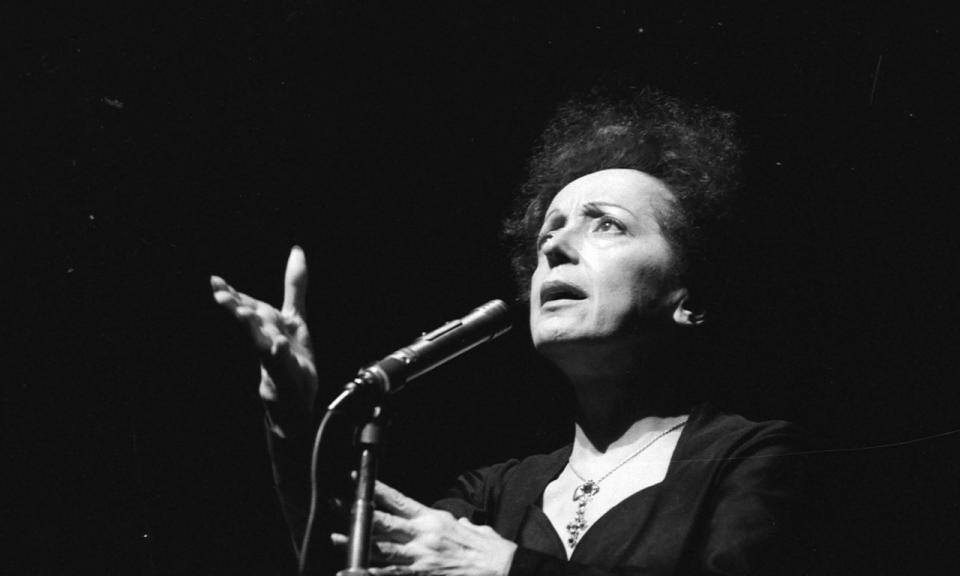 Édith Piaf, cuyo verdadero nombre era Édith Giovanna Gassion, fue una de las cantantes francesas más importantes de la historia.