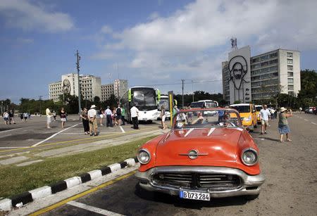 Tourists visit Revolution Square in Havana January 15, 2015. REUTERS/Stringer