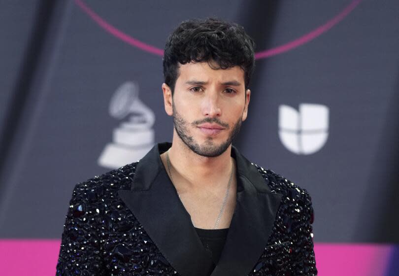 ARCHVO - Sebastián Yatra llega a la 23a entrega anual del Latin Grammy el 17 de noviembre de 2022, en Las Vegas. Yatra será maestro de ceremonias en la 24a entrega del Latin Grammy el 16 de noviembre en Sevilla, España. (Foto AP/John Locher, archivo)