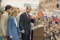 Dopo aver divorziato dal primo marito Bill Stevenson, nel 1977 sposa Joe Biden, conosciuto con un appuntamento al buio organizzato dal fratello di Biden (AP Photo/George Widman)