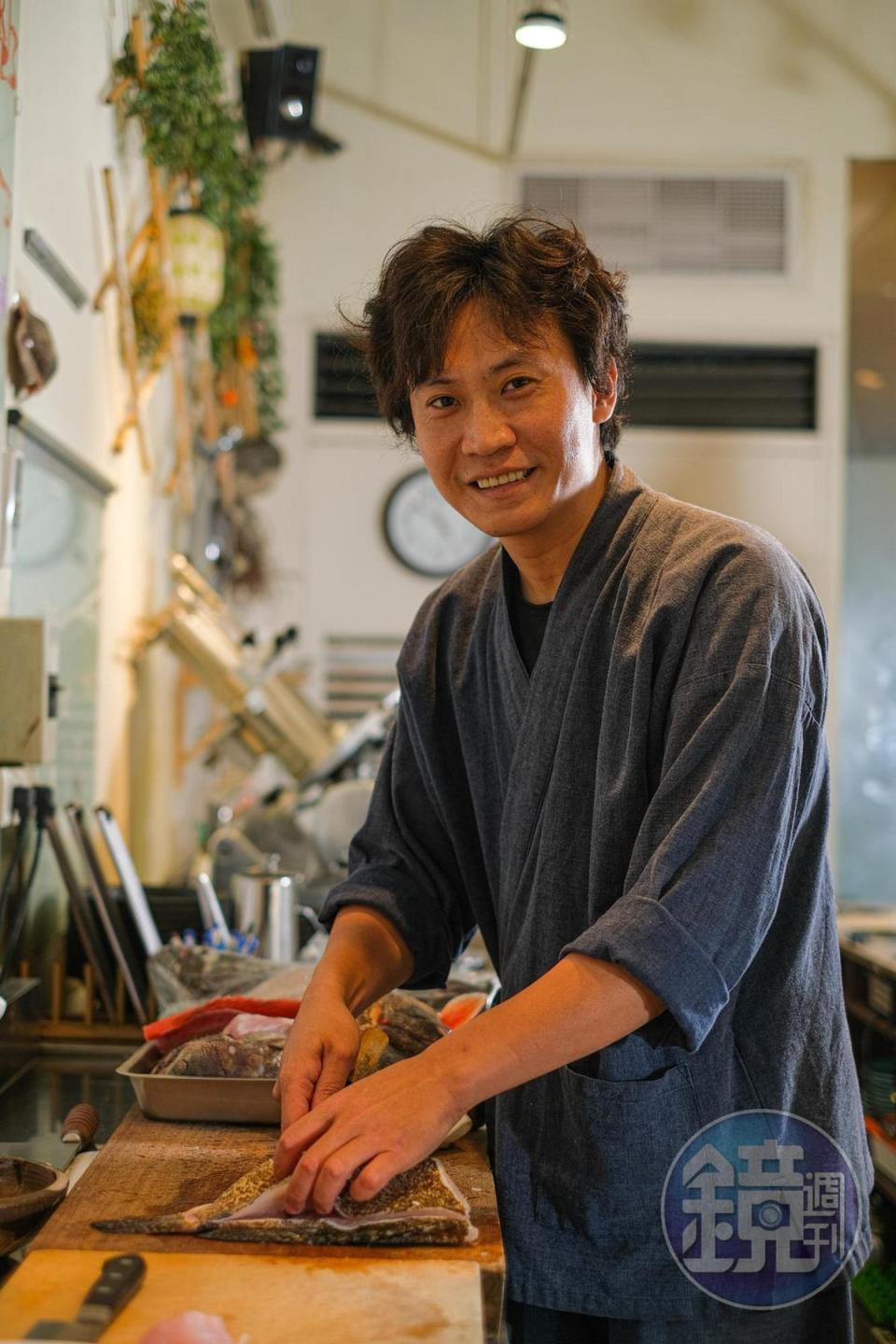 曾在日本料理名店「新都里」學藝的老闆廖一鴻，每天到濱江市場挑漁獲、親自解魚，確保鮮度。