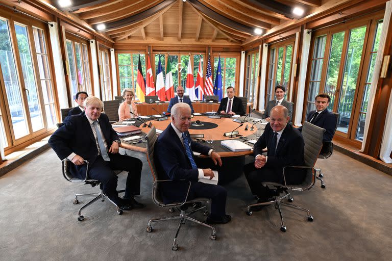 Boris Johnson, primer Ministro del Reino Unido, Joe Biden, Presidente de los Estados Unidos, y el canciller alemán Olaf Scholz, detrás Fumio Kishida, primer Ministro de Japón, Ursula von der Leyen, Presidenta de la Comisión Europea (UE), Charles Michel, Presidente del Consejo Europeo, Mario Draghi, Primer Ministro de Italia, Justin Trudeau, Primer Ministro de Canadá, Emmanuel Macron, Presidente de Francia, se sientan en la primera sesión de trabajo sobre la situación económica mundial durante la Cumbre del G7 en Schloss Elmau.