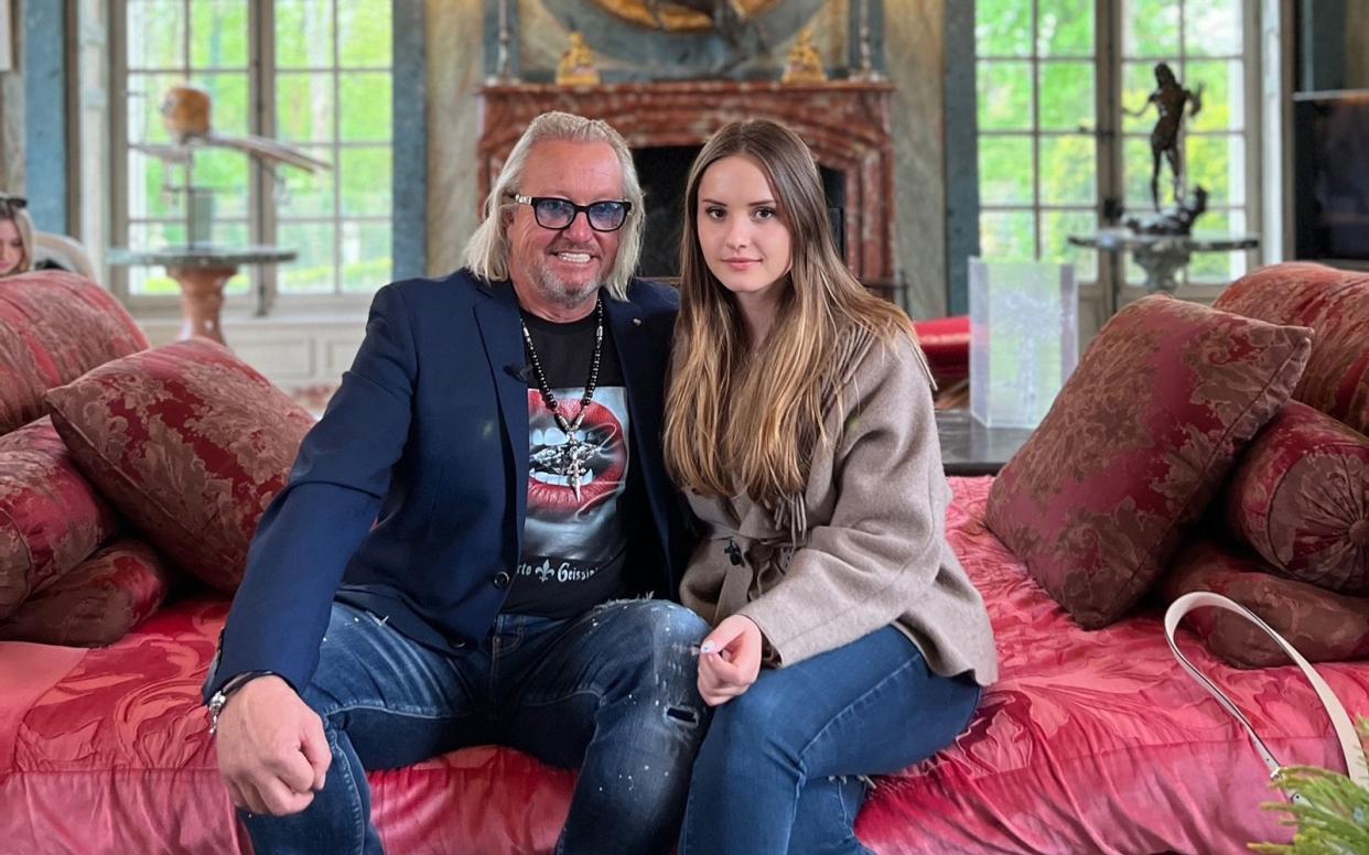 Robert Geiss mit Tochter Davina in einem 300 Jahre alten Château - die Geiss-Tochter bekundete schon des Öfteren Interesse an einem Job in der Immobilienbranche.   (Bild: RTLZWEI / Davina Geiss)