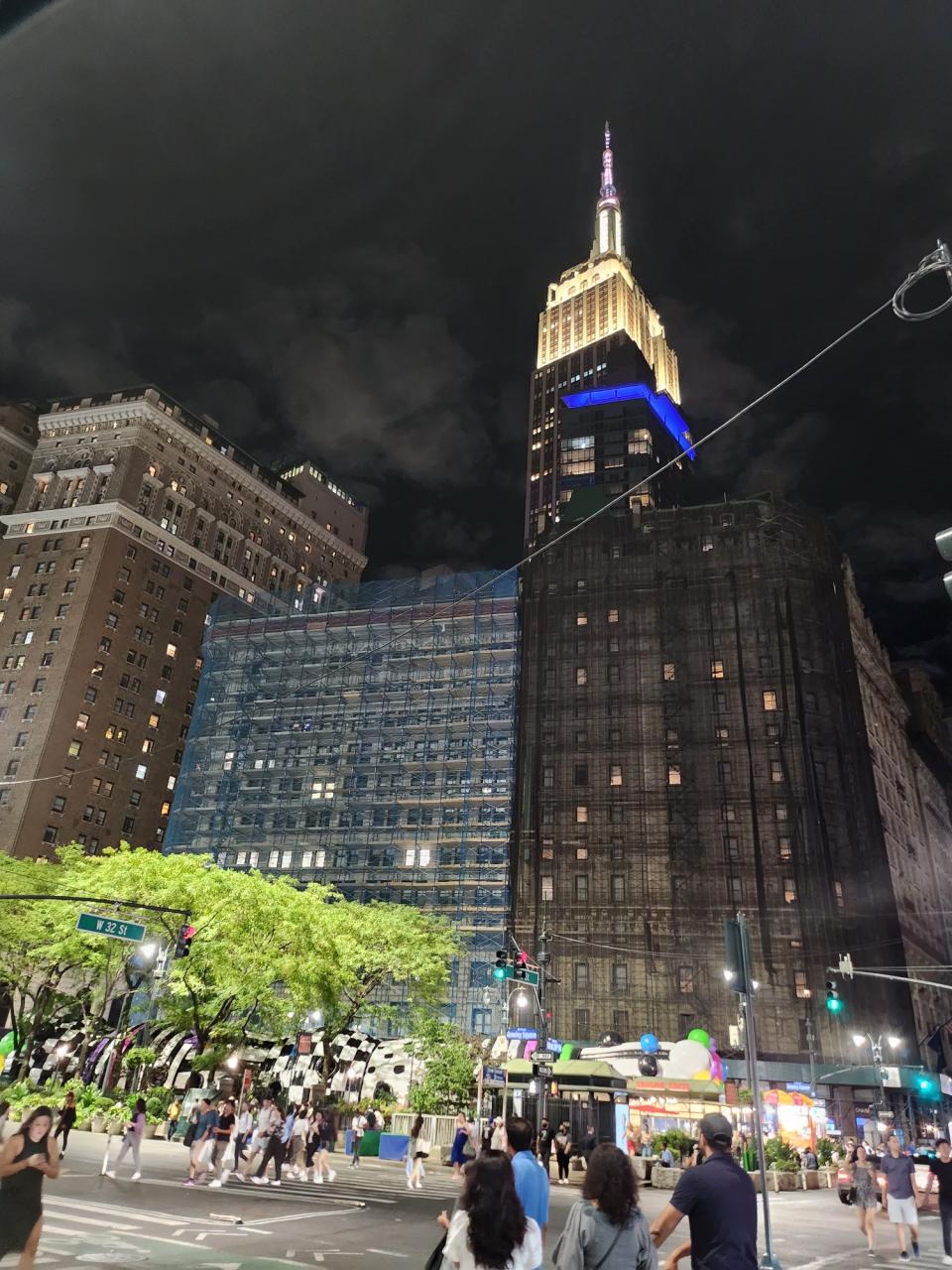 <p>A picture taken with the Galaxy Z Flip 4 showing the Empire State Building at night shot from a nearby street.</p>
