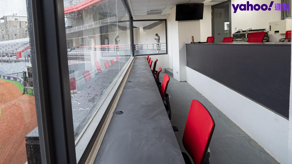 新竹棒球場室內記者室共有15個位置。呂權紘／攝）（20220720)