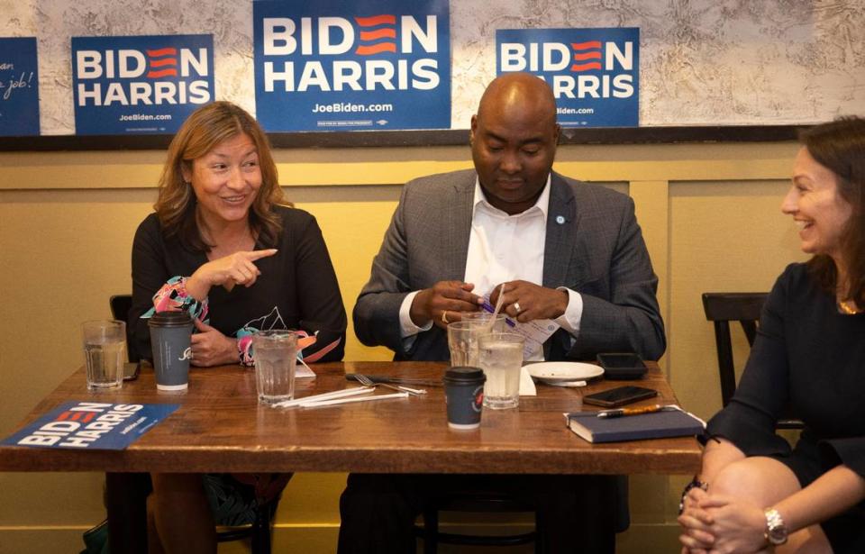 Julie Chávez Rodríguez, Joe Biden’s 2024 campaign manager, left, commends Nikki Fried, right, chair of the Florida Democratic Party, during a Democratic roundtable session with DNC Chair Jaime Harrison, center, and community members held on Wednesday, Nov. 8, 2023, at Sergio’s in Doral. South Florida Hispanics touched base with Democratic leaders Wednesday. Alie Skowronski/askowronski@miamiherald.com