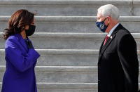 Anders als sein Chef nahm der scheidende Vizepräsident Mike Pence an der Zeremonie teil und wechselte ein paar Worte mit seiner Nachfolgerin Kamala Harris. (Bild: Reuters/Mike Segar)