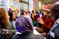 <p>Además de un sombrero, la soberana también lució un <em>clutch </em>y unos guantes de piel. "Los guantes de piel nos durarán más años y se ven más elegantes", revela la asesoría de imagen Estilo V. (Foto: P van Katwijk / Getty Images)</p> 