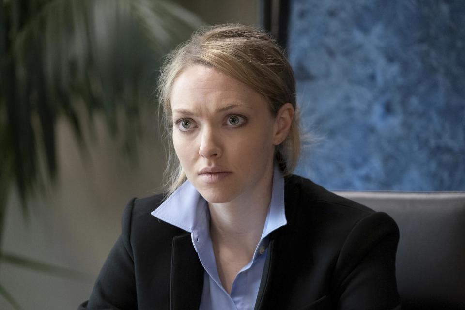 En esta imagen difundida por Hulu, Amanda Seyfried como Elizabeth Holmes en una escena de "The Dropout". (Beth Dubber/Hulu vía AP)