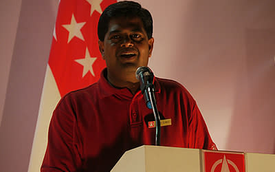 SDP candidate James Gomez unveils the party's shadow healthcare plan. (Yahoo! photo/ Faris Mokhtar)