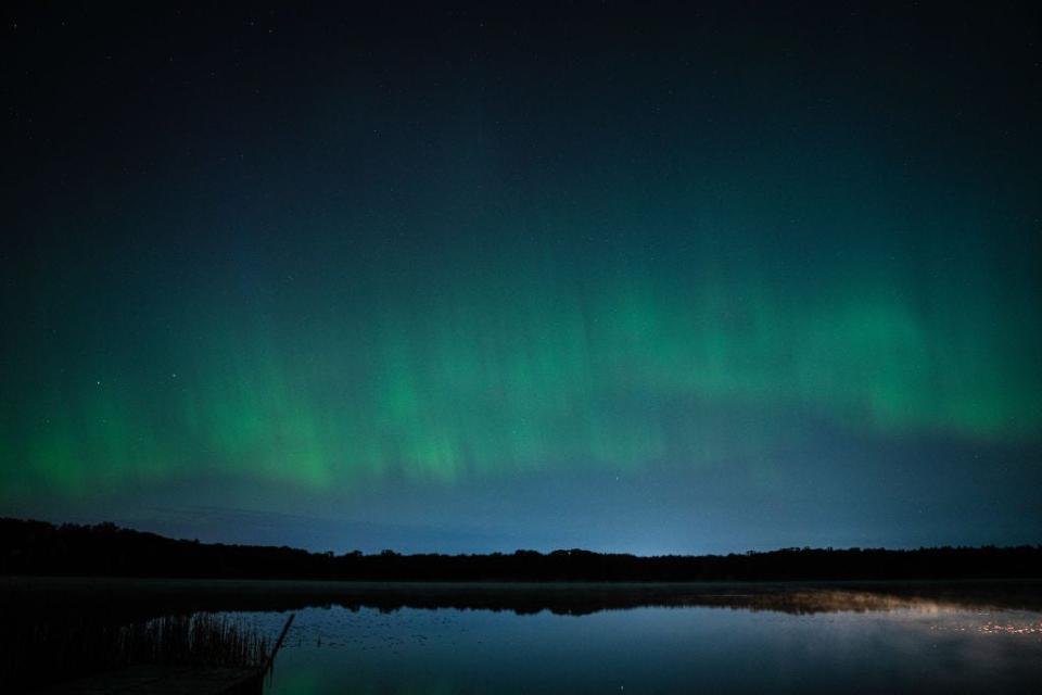 ROCHESTER, NEW YORK, VEREINIGTE STAATEN - 11. MAI: Nordlichter (Aurora Borealis), auch bekannt als Polarlicht, erhellen den Himmel in Rochester, New York, Vereinigte Staaten, am 11. Mai 2024. (Foto von Lokman Vural Elibol/Anadolu via Getty Images)