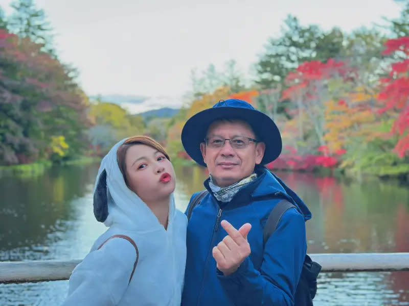 ▲謝京穎（左）和爸爸去日本旅遊，表示想把握當寶貝女兒的最後時光。（圖／翻攝自謝京穎FB）