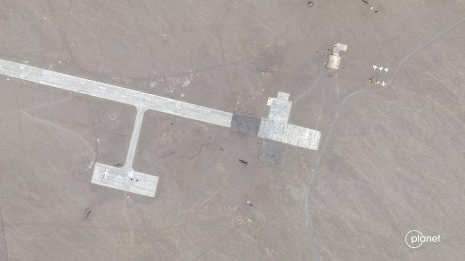 A satellite image of Chinese mockups of US aircraft in the Taklamakan Desert.