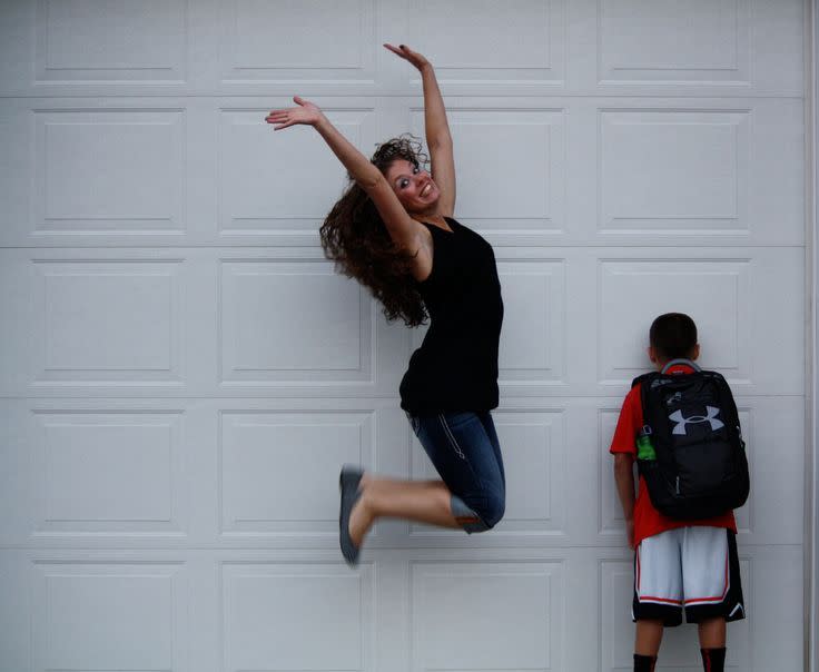 La usuaria Kristin Bolling también compartió esta imagen. “¿Soy yo o parece una mamá muy feliz por el primer día de escuela?”, escribió en Pinterest. Foto: Pinterest.com/bollingwith5