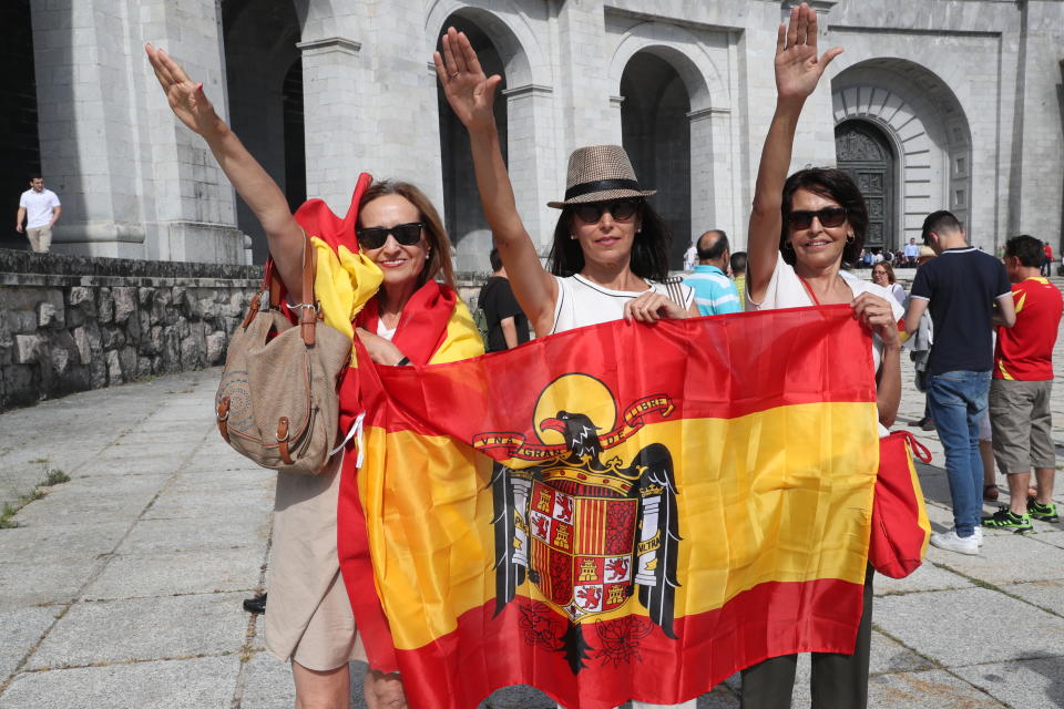 Cientos de personas protestan en el Valle de los Caídos contra la exhumación de Franco