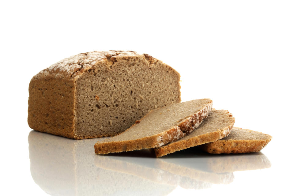 <p>Mindestens 90 Prozent muss der Anteil an Roggenmehl betragen, damit sich ein Brot Roggenbrot nennen darf. Es enthält viele Ballaststoffe und Vitamine und liefert reichlich Energie. Deshalb sollte es viel öfter auf den Tisch kommen, als nur bei 5 Prozent der Deutschen. </p>