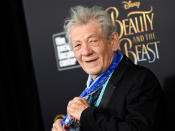 Auch Ian McKellen hielt mit seiner Sexualität zunächst hinterm Berg. Und das aus einem ganz einfachen Grund: Der Schauspieler hatte Angst, dass deswegen die Rollenangebote ausbleiben. Jedoch änderte er seine Einstellung, als 1988 unter Margaret Thatcher die "Clause 28" verabschiedet wurde. Schulen und Gemeinden wurde die "Förderung von Homosexualität" verboten – ein Gesetz, gegen das Ian McKellen mit der Gruppe Stonewall ankämpfte. 1988 erfolgte dann seinen Outing in einem Radio-Interview mit der BBC. (Bild-Copyright: Evan Agostini/Invision/AP Photo)