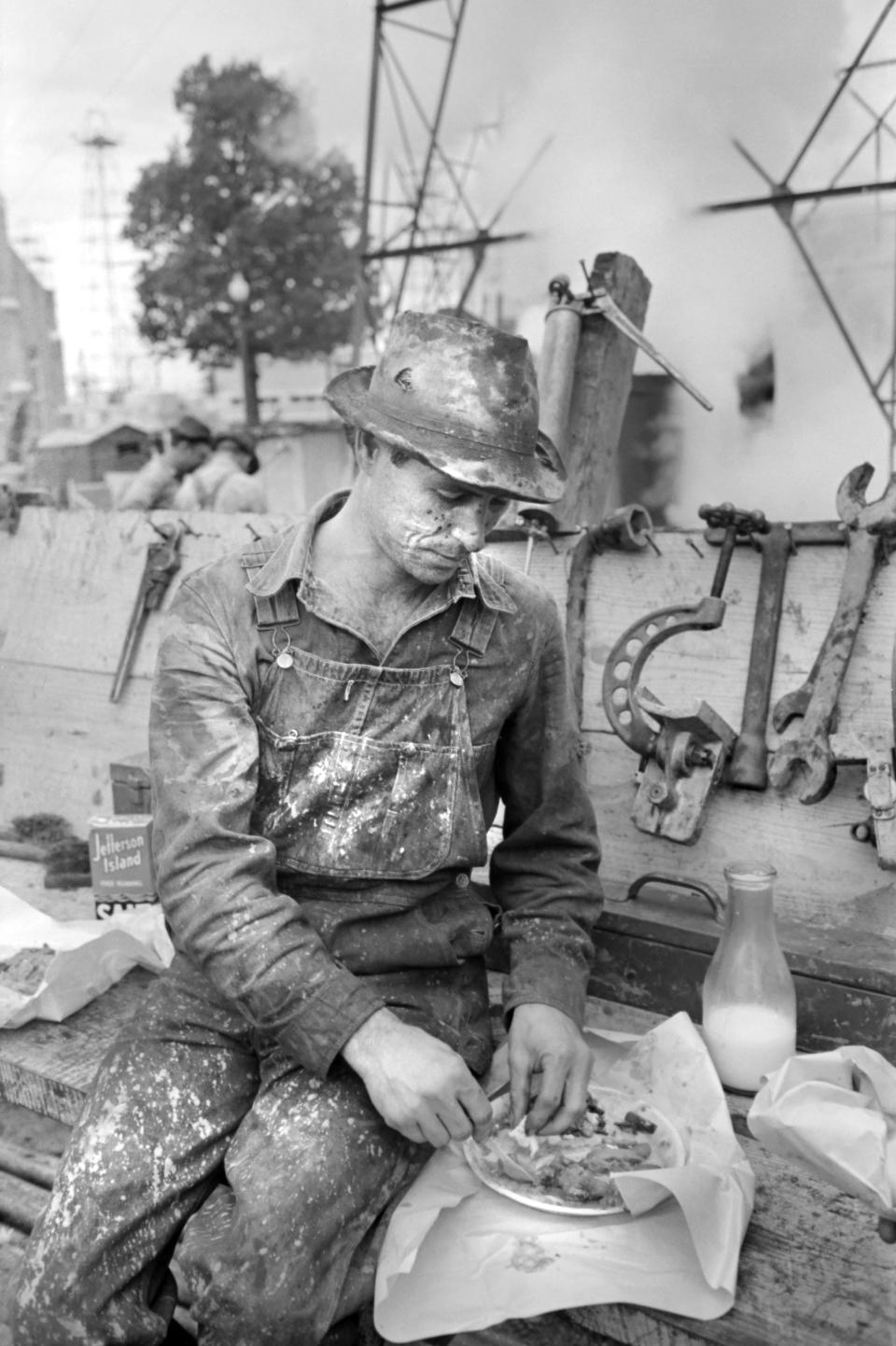 Oil Field Worker eating Lunch, Kilgore, Texas, USA, Russell Lee, Farm Security Administration, April 1939. (Photo by: Universal History Archive/Universal Images Group via Getty Images)