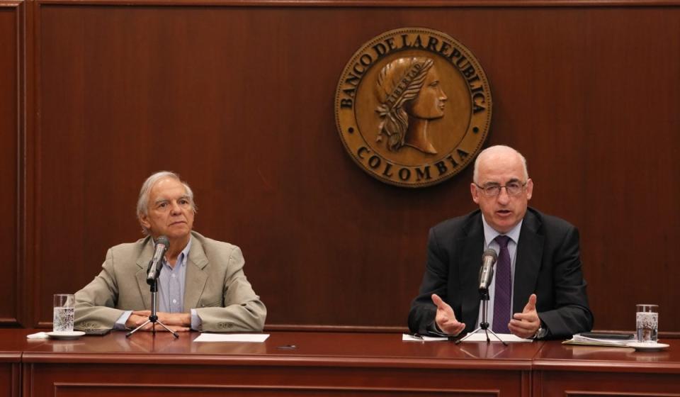 Ricardo Bonilla, ministro de Hacienda, y Leonardo Villar, gerente del Banco de la República, en rueda de prensa tras la Junta del emisor. Foto: Banco de la República.