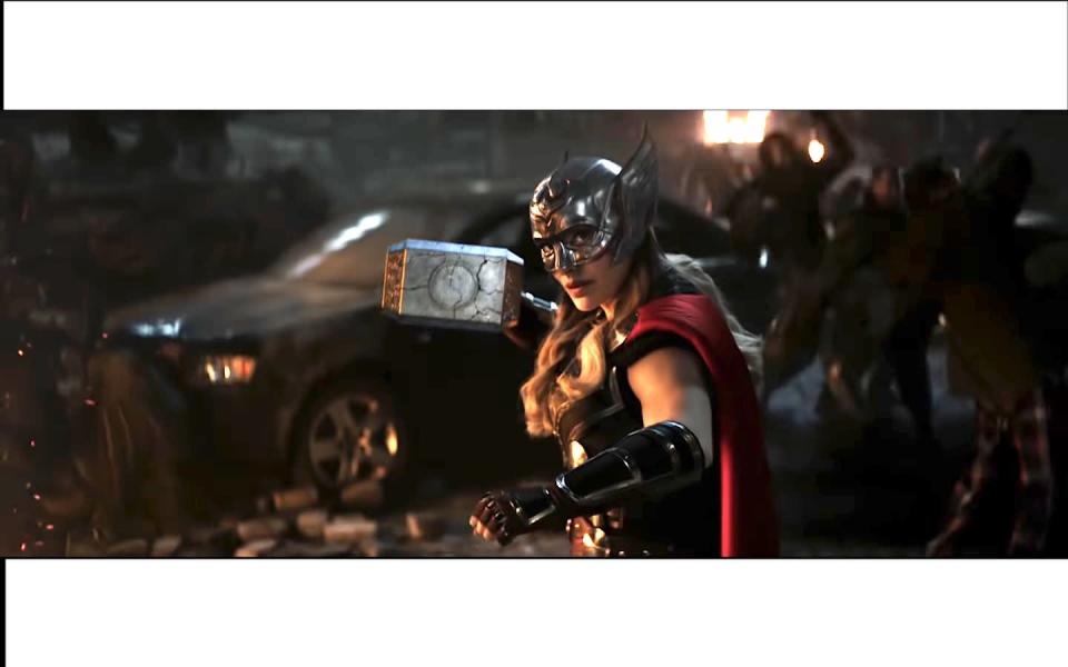 <p><strong><em>Thor: Love & Thunder</em></strong> se estrena el <strong>8 de julio de 2022</strong> y después de ver el primer tráiler podemos asegurar que es tan buena como Thor Ragnarok<strong>.</strong> El <a href="https://www.esquire.com/es/actualidad/cine/a35419947/natalie-portman-thor-love-thunder-jane-foster/" rel="nofollow noopener" target="_blank" data-ylk="slk:personaje de Natalie Portman, Jane Foster, retoma el arco argumental de los cómics en los que se convierte en el nuevo Thor" class="link ">personaje de Natalie Portman, Jane Foster, retoma el arco argumental de los cómics en los que se convierte en el nuevo Thor</a> después de que el personaje de <strong>Chris Hemsworth</strong> se vuelva indigno de levantar el martillo. Sabemos, porque somos así de repipis, que el director de <strong><em>Thor Rhagnarok</em></strong>, Taika Waititi les leía a los actores fragmentos de este arco argumental durante el rodaje de la película, pero nunca nos imaginamos (sobre todo después de que <strong>Jane Foster</strong> pasara de puntillas por <em>Vengadores: Endgame</em>) que volvería <strong>Natalie Portman</strong>. Porque tanto Thor 3, Ragnarok, como Thor 4, Love and Thunder, ya te decimos que valen la pena. No como las dos primeras...Por cierto, Valkyria en esta cuarta entrega se convierte en la reina de Asgard. Sí, señor. ¡Qué ganas tenemos de ver la película!</p>