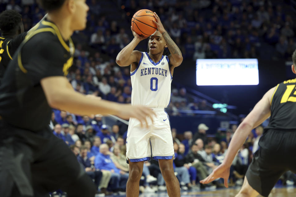 Kentucky's Rob Dillingham (0) shoots ine the middle of the Missouri defense during the second half of an NCAA college basketball game in Lexington, Ky., Tuesday, Jan. 9, 2024. Kentucky won 90-77. (AP Photo/James Crisp)