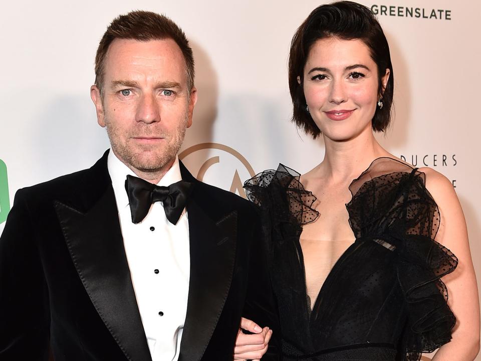 Ewan McGregor and Mary Elizabeth Winstead posing at the red carpet for the 33rd Producers Guild Awards.