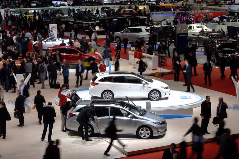 People look at various carmakers' booths during the 83rd Geneva Motor Show in Geneva, March 6, 2013. The European auto industry has experienced a sunnier spell, even though the debt-burdened continent has been much slower to restructure its auto sector as governments pull the breaks in fear of higher unemployment if plants are shut down